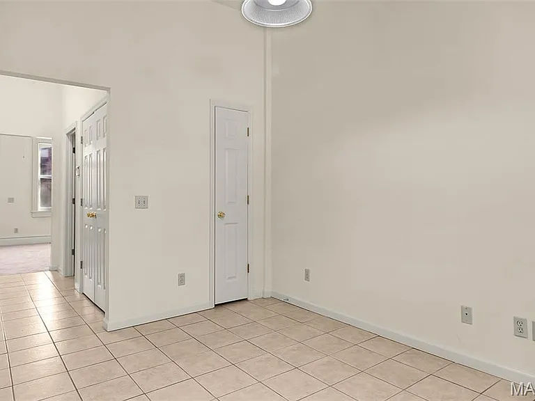 Spacious 3-Floor Soulard Townhome & New Amenities! Soulard full-size photo 2