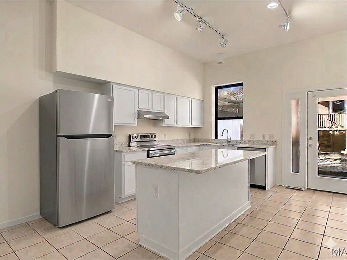 Spacious 3-Floor Soulard Townhome & New Amenities! Soulard full-size photo 3