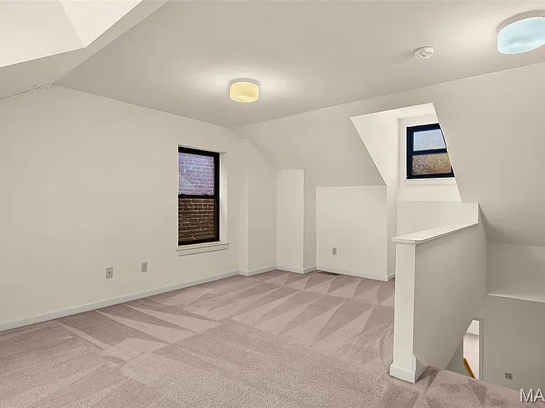 Spacious 3-Floor Soulard Townhome & New Amenities! Soulard full-size photo 6