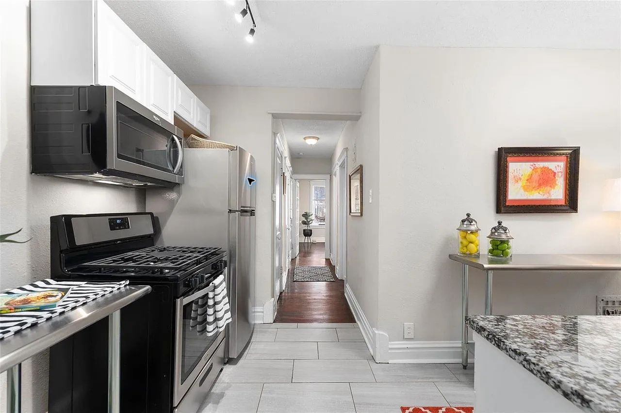 Coming Soon: Beautiful 2-Bed / 1-Bath Apartment in Southwest Garden full-size photo 3