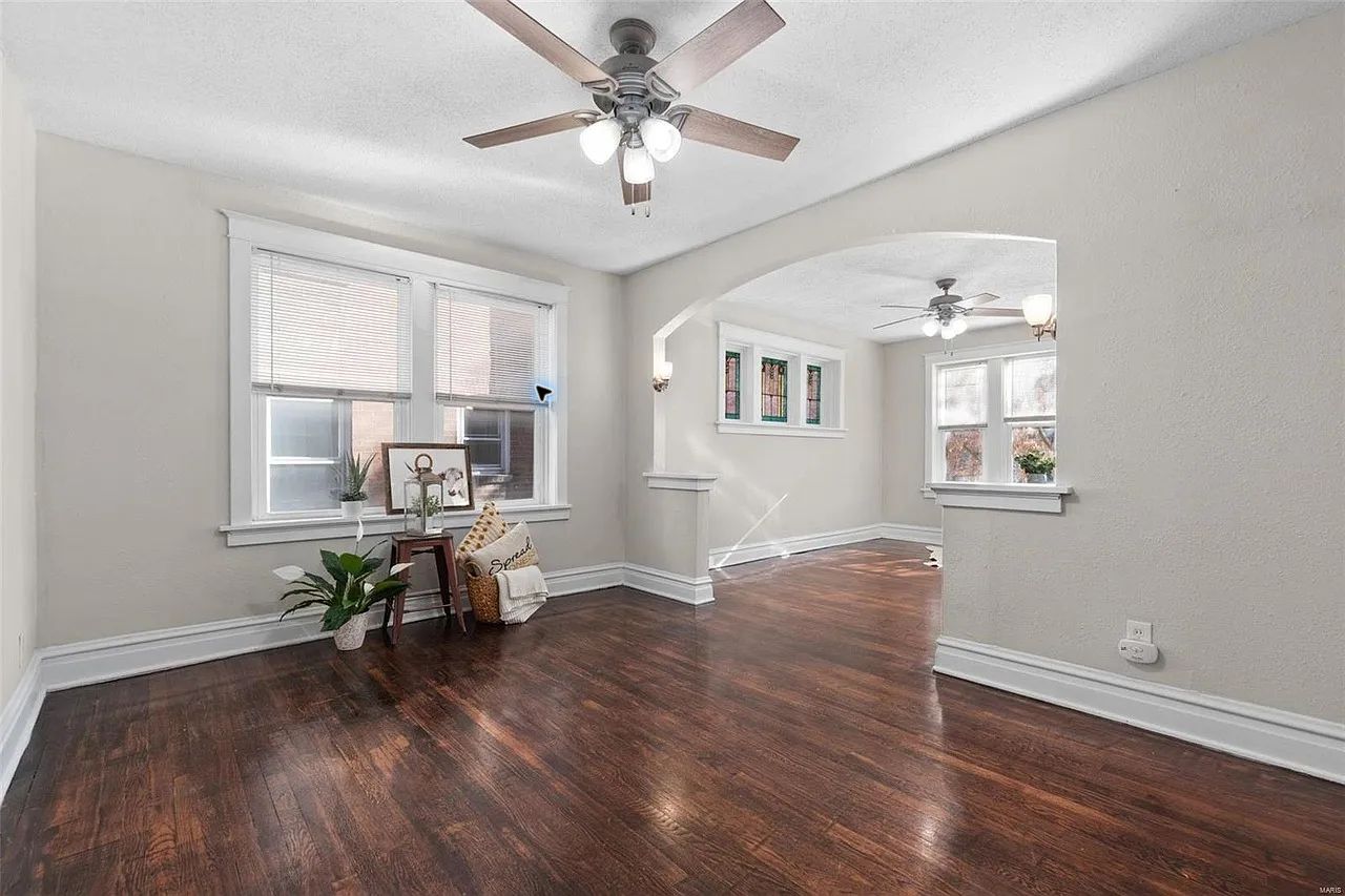 Coming Soon: Beautiful 2-Bed / 1-Bath Apartment in Southwest Garden full-size photo 1