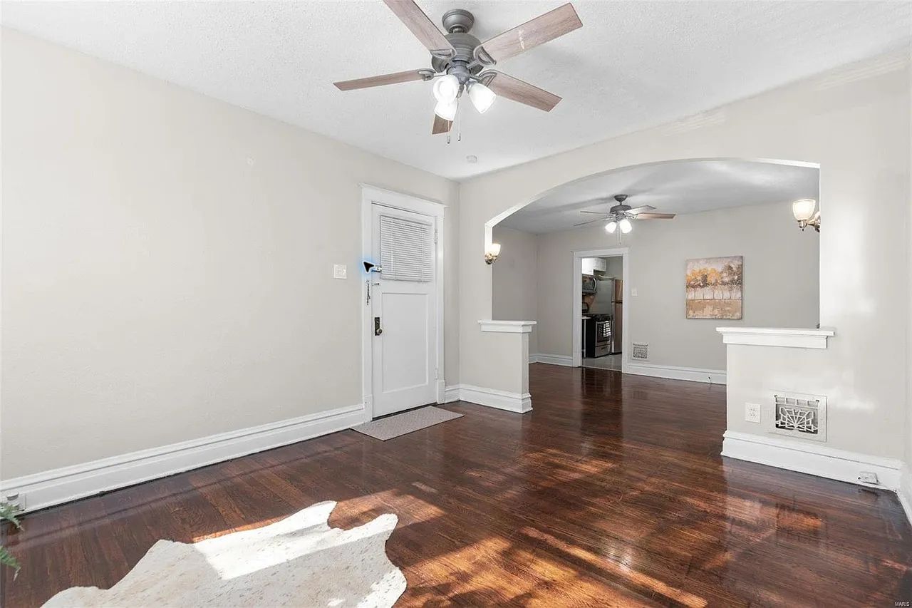 Coming Soon: Beautiful 2-Bed / 1-Bath Apartment in Southwest Garden full-size photo 1