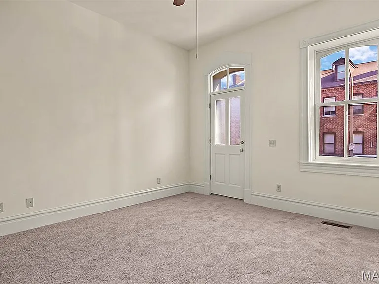 Spacious 3-Floor Soulard Townhome & New Amenities! Soulard full-size photo 8