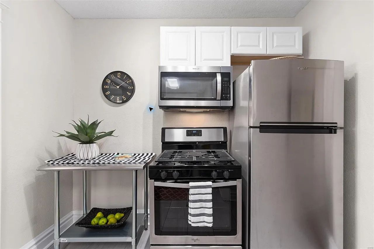 Coming Soon: Beautiful 2-Bed / 1-Bath Apartment in Southwest Garden full-size photo 6