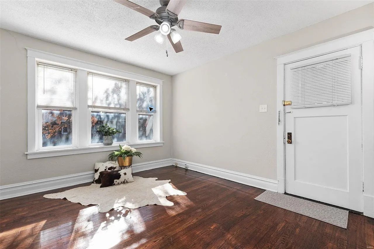 Coming Soon: Beautiful 2-Bed / 1-Bath Apartment in Southwest Garden full-size photo 4