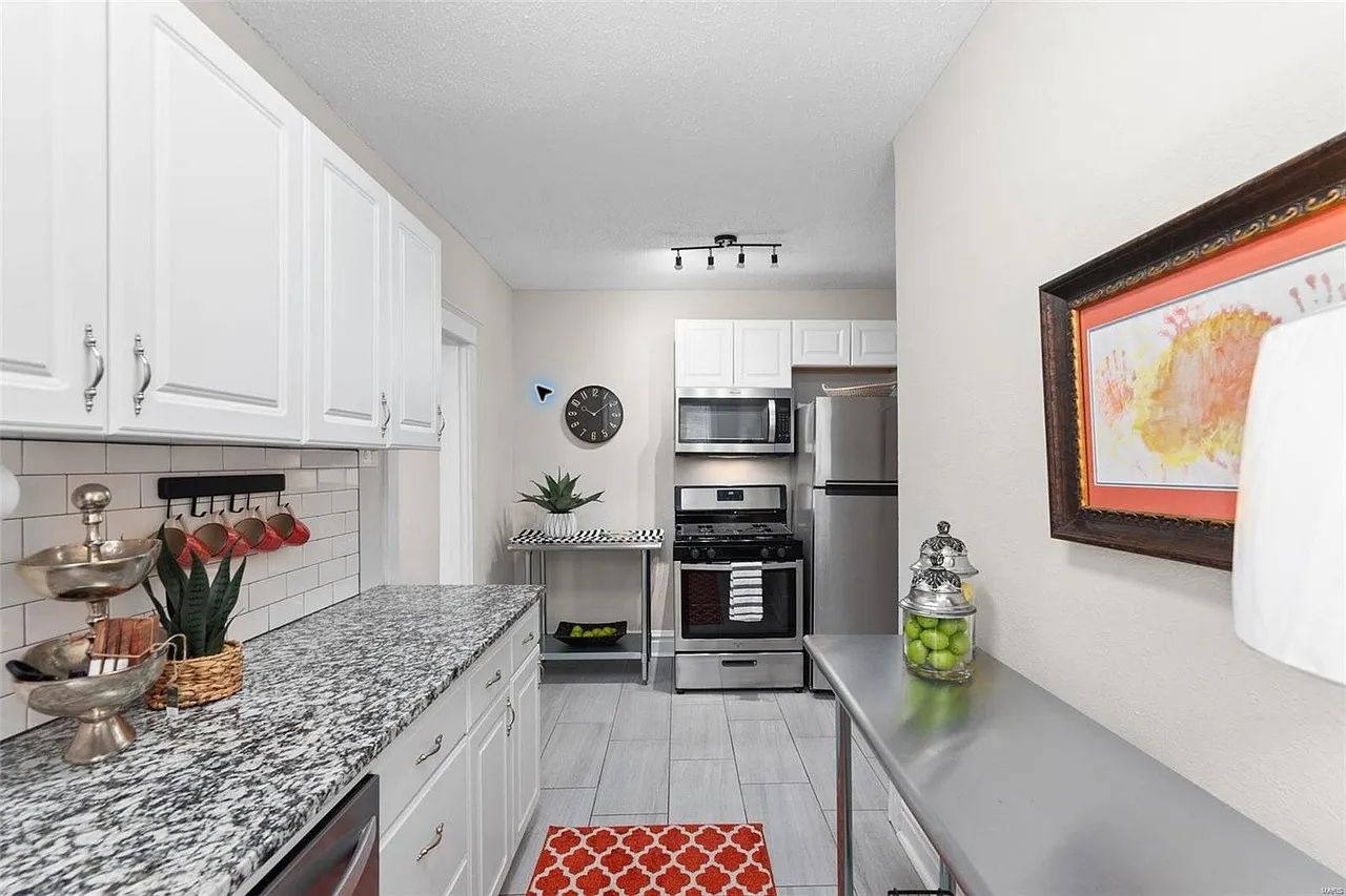 Coming Soon: Beautiful 2-Bed / 1-Bath Apartment in Southwest Garden full-size photo 14