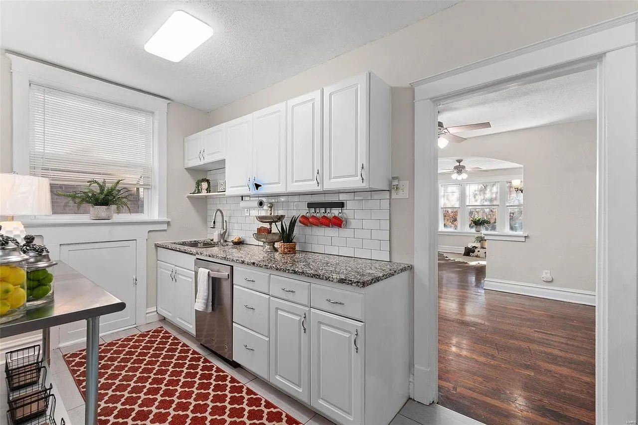 Coming Soon: Beautiful 2-Bed / 1-Bath Apartment in Southwest Garden full-size photo 2