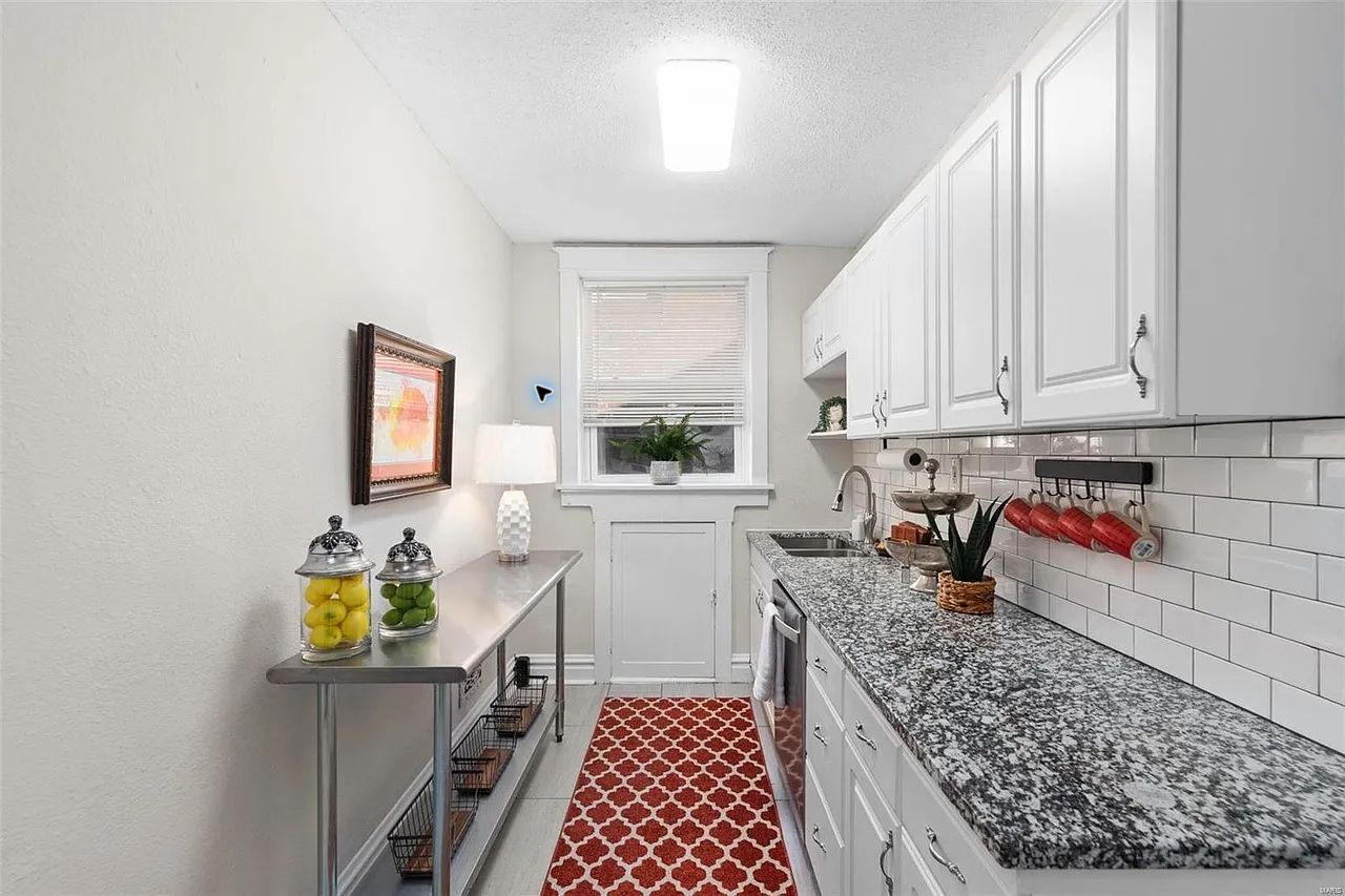Coming Soon: Beautiful 2-Bed / 1-Bath Apartment in Southwest Garden full-size photo 15