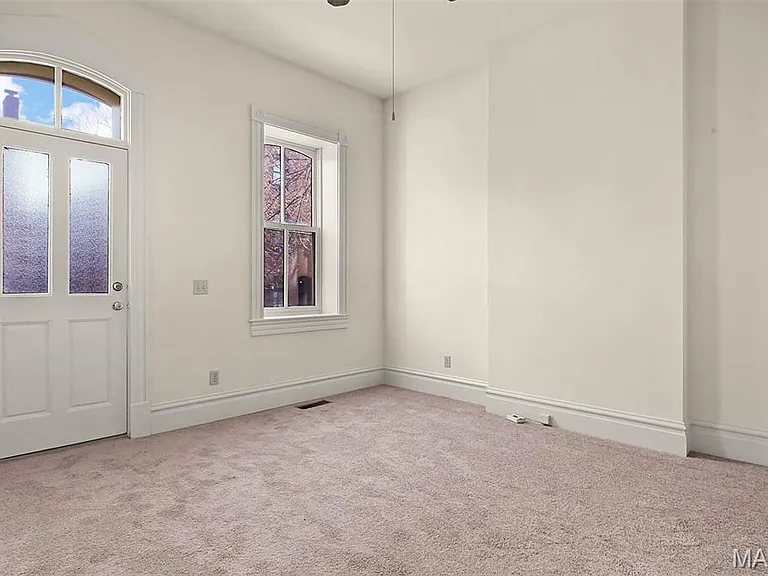 Spacious 3-Floor Soulard Townhome & New Amenities! Soulard full-size photo 10