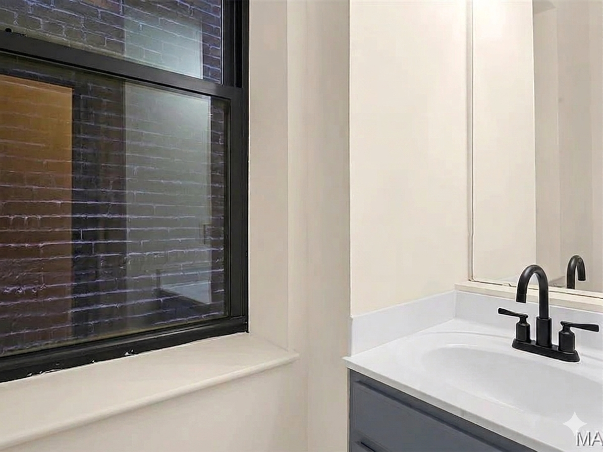 Spacious 3-Floor Soulard Townhome & New Amenities! Soulard full-size photo 12