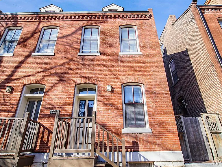 Spacious 3-Floor Soulard Townhome & New Amenities! Soulard full-size photo 13
