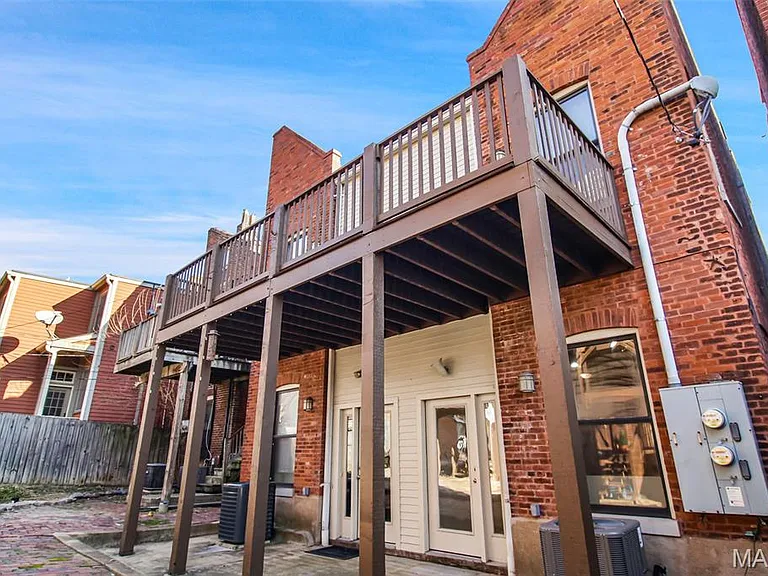 Spacious 3-Floor Soulard Townhome & New Amenities! Soulard full-size photo 14