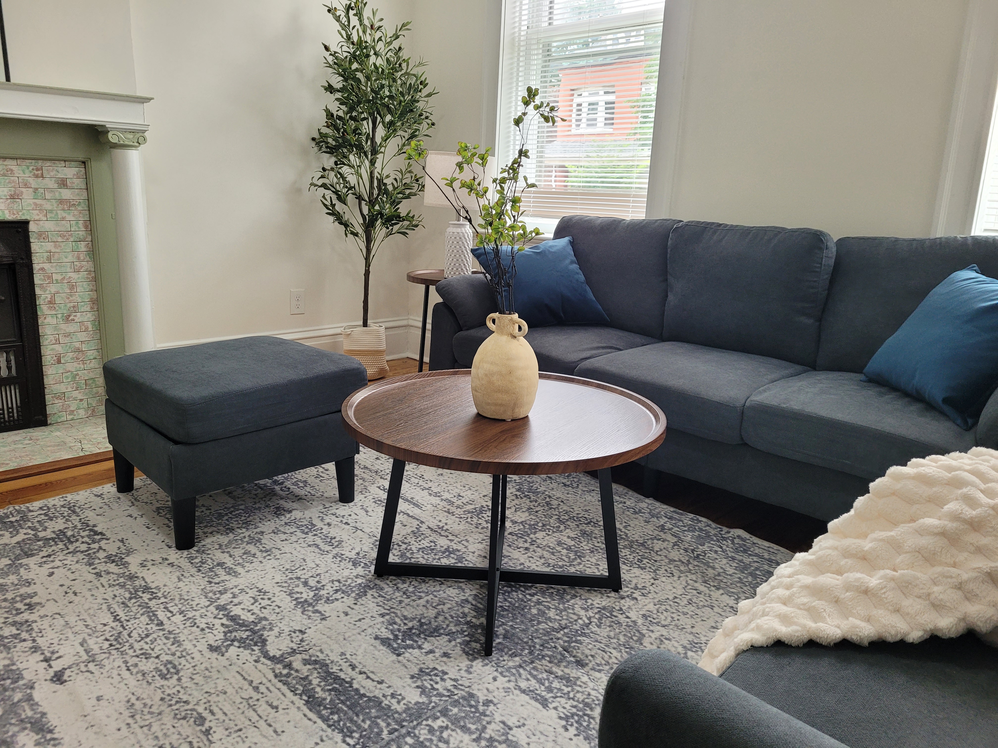 Coming Soon! Sunlit 2BD furnished Apt fully furnished full-size photo 5